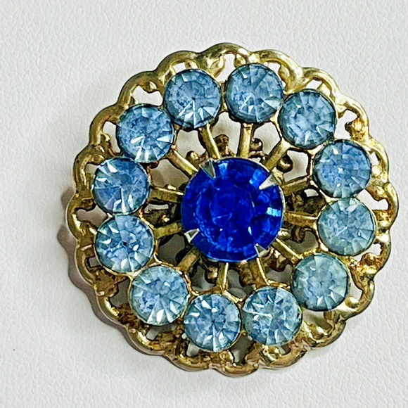 VINTAGE Pin Brooch Blue Rhinestones Circle Gold Tone Filagree Art Deco - Picture 2 of 7